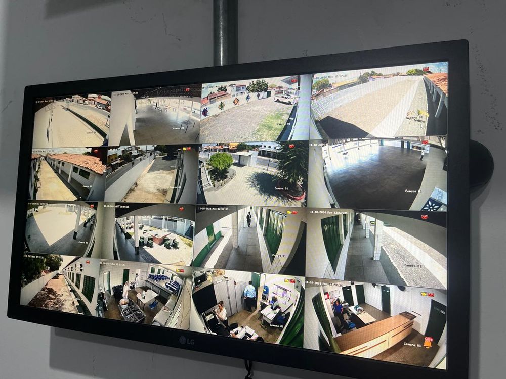 Monitor com imagens de sistema de monitoramento por câmeras